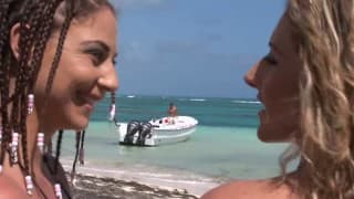 Dos putas heciendo trio sexual con un macho en la arena