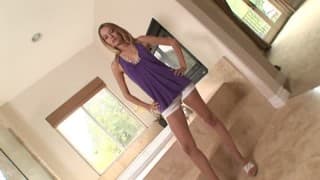 Esta rubia preciosa recibe a su nuevo vecino para follar