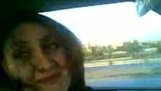 Una mujer madura en un video de sexo amateur Una mujer madura en un video de sexo amateur