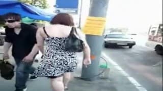 Un hombre grabando faldas por las calles