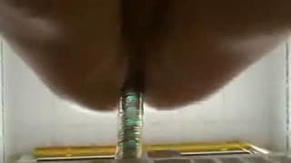 Este amateur se divierte mucho con este dildo