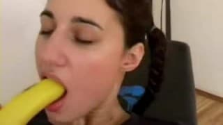 UNa joven árabe con una banana