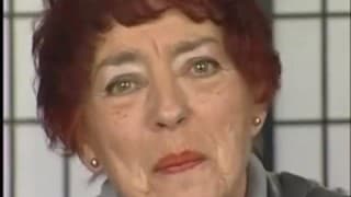 Una vieja caliente jugando con su consolador