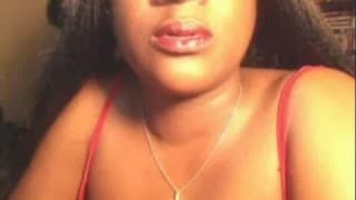 Negra juega con un dildo frente a la webcam Negra juega con un dildo frente a la webcam