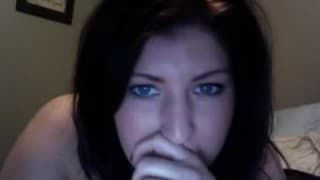 Una morena madura se masturba por internet