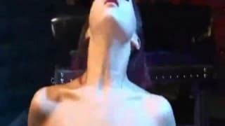 Katsuni, amarrada con cadenas