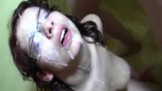 Un bukkake hermoso para una mujer con gafas