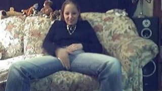 una amateur tocándose frente a la webcam