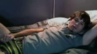 Un jovencito moreno que se hace la paja