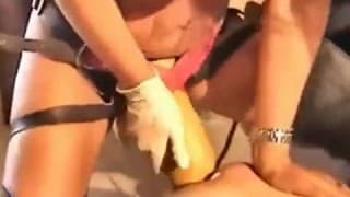 Una rubia sexy se divierte con un tremendo vibrador