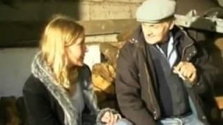 Dos ancianos tocando a una chica joven