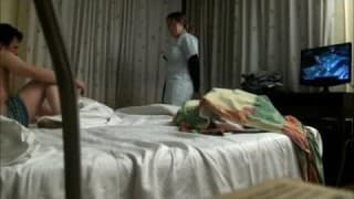 Una cámara filmando a una pareja joven que folla