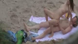 Haciendo la posición 69 en la playa