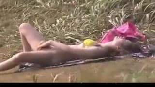 Una joven asiático se masturba en la playa Una joven asiático se masturba en la playa