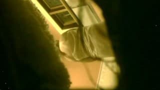 Una mujer espiada en el baño