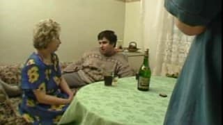 Este joven se folla a una vieja