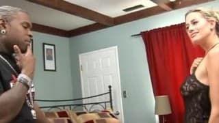 Una mujer madura mamandole el palo a un negro