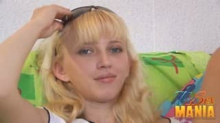 Dos rubias de 18 años en una orgía!