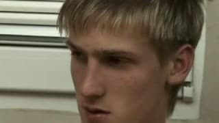 Este joven se jala la polla frente al espejo