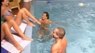 Cuatro amigos divirtiéndose en una piscina! Cuatro amigos divirtiéndose en una piscina!