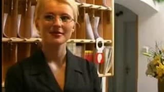 Este tipo disfruta con una puta en el hotel. Este tipo disfruta con una puta en el hotel.