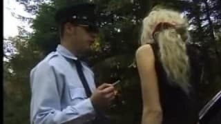 Esta sexy rubia paga la multa con una follada Esta sexy rubia paga la multa con una follada