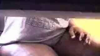 Usa sus dedos para masturbarse en la tarde