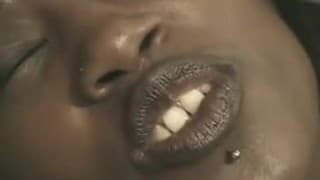 Una negra excitada y follada