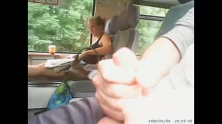 Él se masturba en los transportes públicos