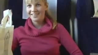 Él se coge a una rubia en un tren