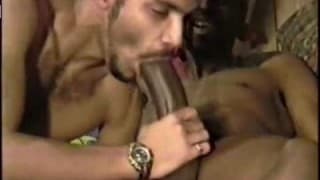 Se la chupa a un negro fuerte bien dotado