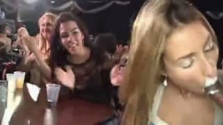 Una orgía con chicas malas en el club Una orgía con chicas malas en el club