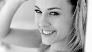 Una hermosa rubia se complace en sollitario con su dildo