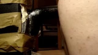 Este gay apenas disfruta con su dildo negro