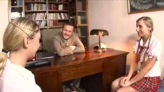 Dos estudiantes follan con el director de la escuela Dos estudiantes follan con el director de la escuela