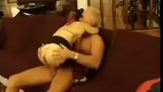 Una enana con gafas complace a un abuelo Una enana con gafas complace a un abuelo