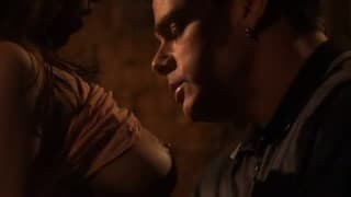 Una morena caliente se entrega depués de la cena