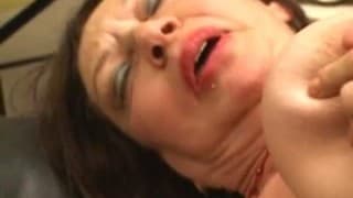 Lesbianas maduras juegan con su consolador y sus lenguas