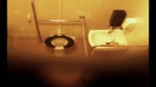 Cámara oculta en el baño