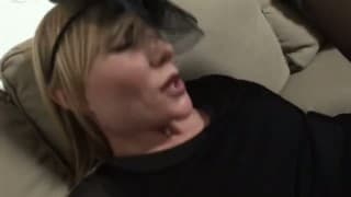 Mujer madura teniendo sexo con un francés