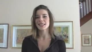 Una perra caliente gimiendo con placer