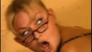 Una mujer de gafas, gimiendo de placer sexual