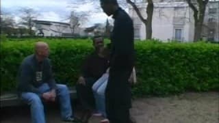 Una francesa se entrega a dos africanos