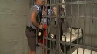 Follando a dos chicas en una jaula Follando a dos chicas en una jaula