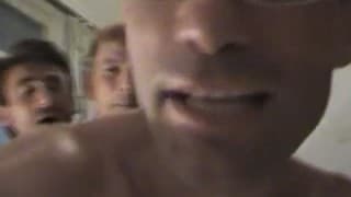 Estos tres amigos gays se quieren divertir