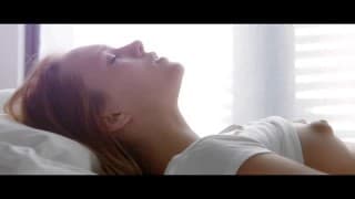 Ella se despierta acariciándose