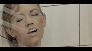 Una cachonda siente placer en la ducha