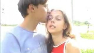 Dos adolescentes follan en su vehículo