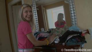 Una chica traviesa, solita en casa