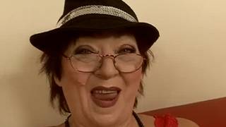 Un joven follando con una madura cachonda